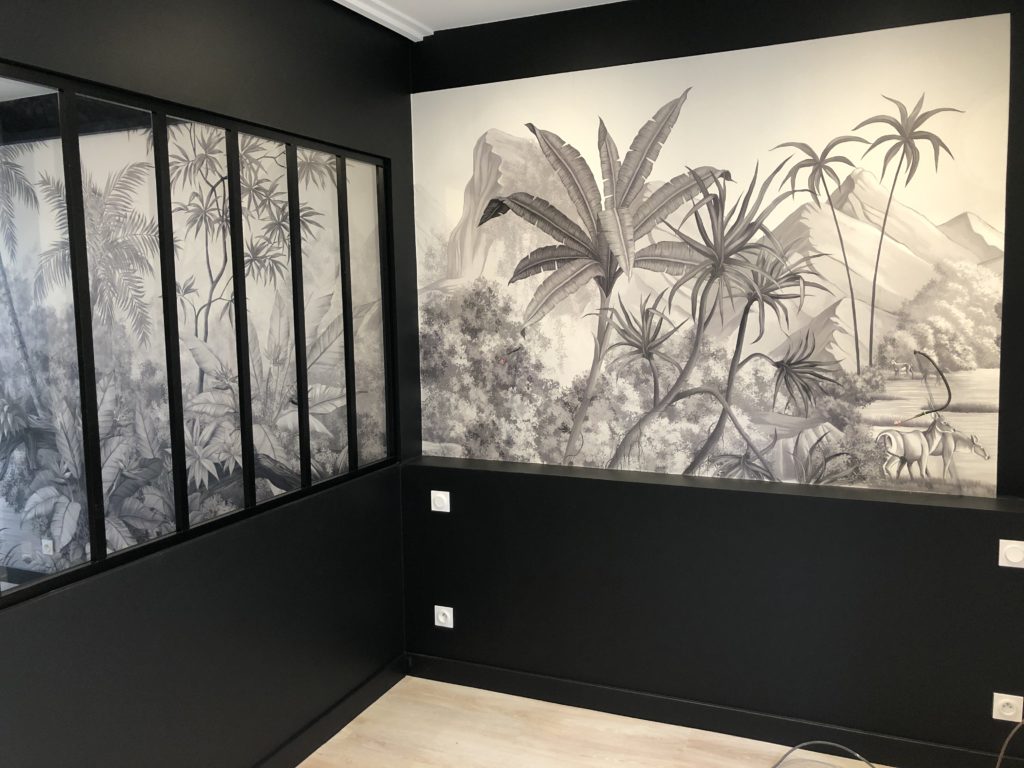 Revêtement mural par tapisserie d'un paysage et verrière noire par Didier Benaiteau dans le 44